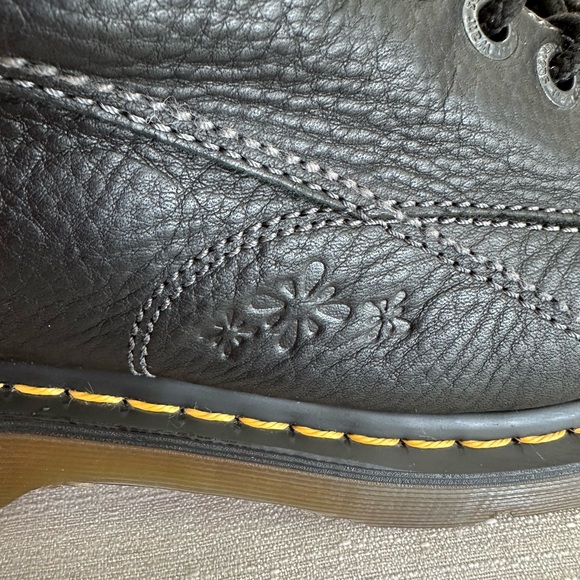 New Dr. Martens Vintage Black Leather Floral Embossed Platform Boots Womens 10 - Picture 7 of 13